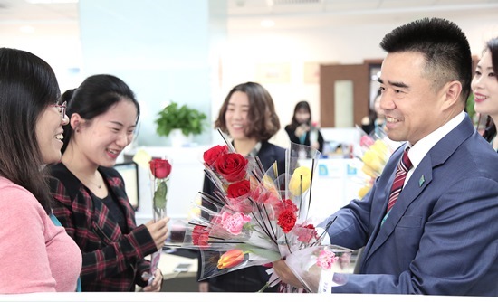 董事長(zhǎng)朱正東為公司女員工獻(xiàn)花