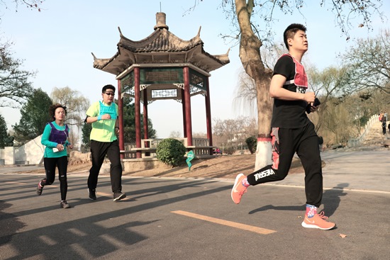 正保人樂(lè)跑在路上